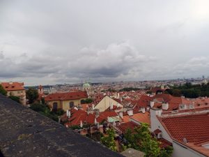 صورة تظهر مدينة براغ بالقرب من قلعة براغ